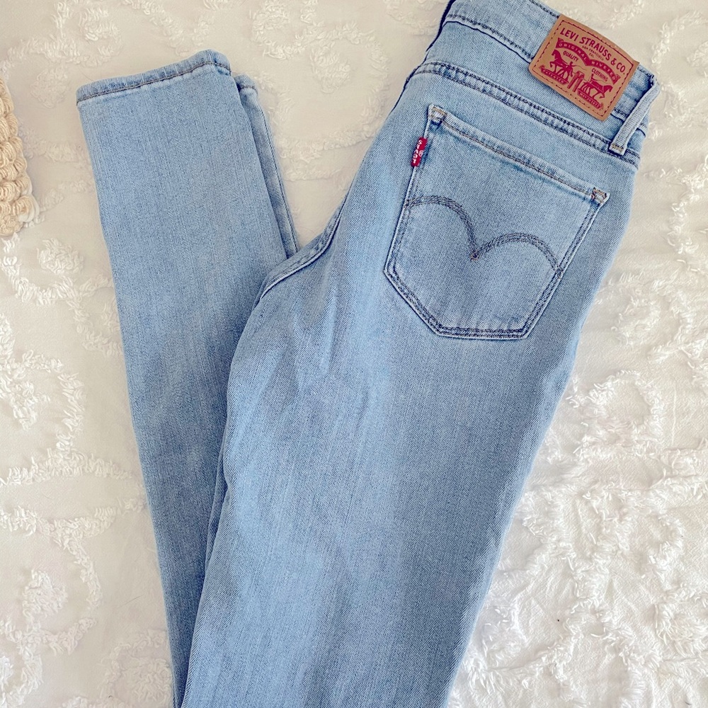 Women’s Levi’s jeans size 26 light wash